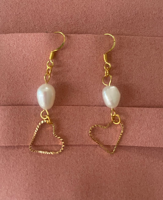 4). Cottage Collection: Freshwater Pearl Gold Heart Earrings.